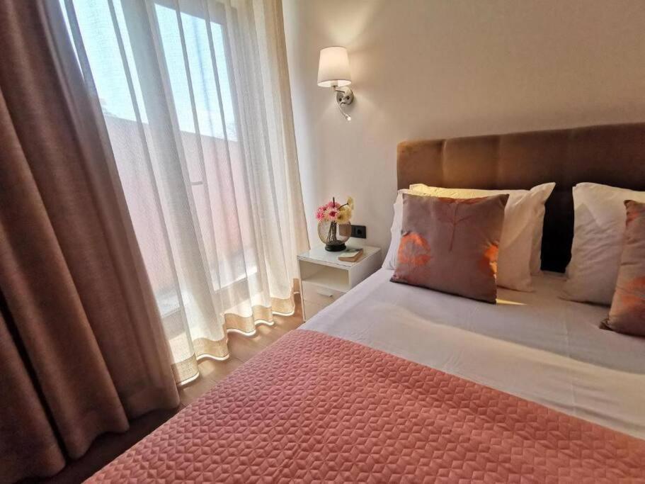 Chale Esmeralda - Charming Studios In Calheta Beach Bagian luar foto