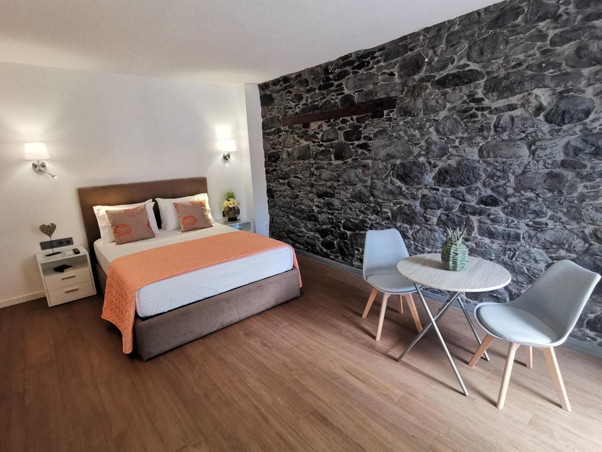 Chale Esmeralda - Charming Studios In Calheta Beach Bagian luar foto